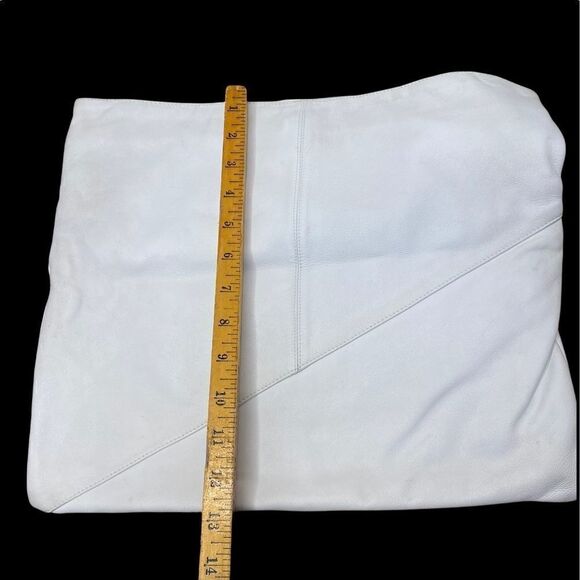 Vintage Laura Adams white leather fold over envelope clutch with black closure - Picture 9 of 11